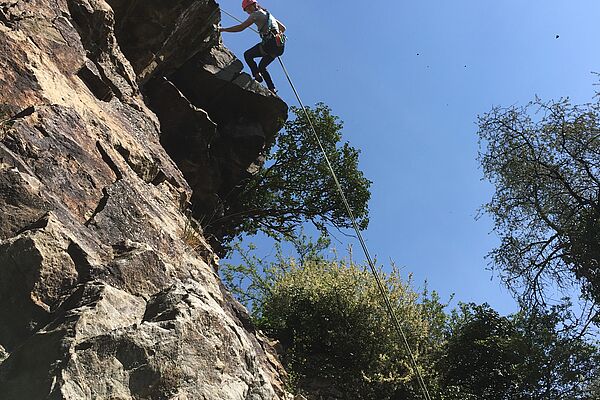 ein Kletterer seilt sich in den Kirner Dolomiten ab