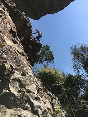 ein Kletterer seilt sich in den Kirner Dolomiten ab