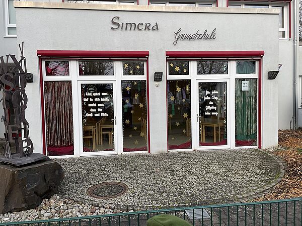 Mensafenster mit Adventsfenster-Dekoration