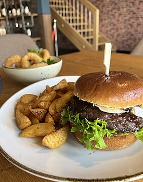 Burger-Portion mit Southern Fries im Restaurant Bottle 'n Beef