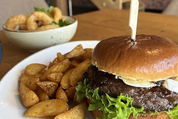 Burger-Portion mit Southern Fries im Restaurant Bottle 'n Beef