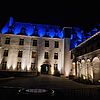 Farbig illuminierte Fassade von Schloß Dhaun bei Nacht