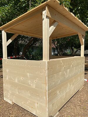 Verkaufsstand aus Holz auf dem Schulhof