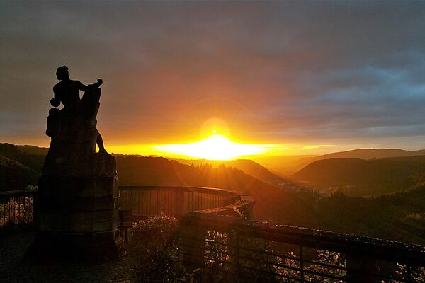 Prometheus-Statue auf Schloß Dhaun vor einem romantische Sonnenuntergang 