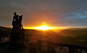 Prometheus-Statue auf Schloß Dhaun vor einem romantische Sonnenuntergang 