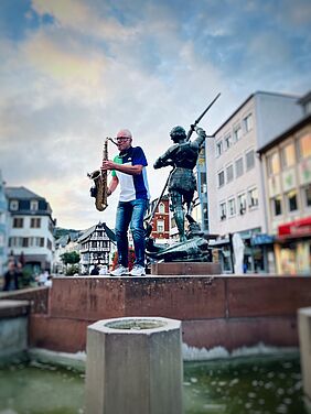Veranstaltungsbild: Saxofonspieler auf dem Marktplatz-Brunnen