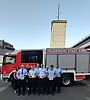 Team der Feuerwehr Kirn vor Feuerwehrgerätewagen