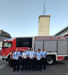 Team der Feuerwehr Kirn vor Feuerwehrgerätewagen