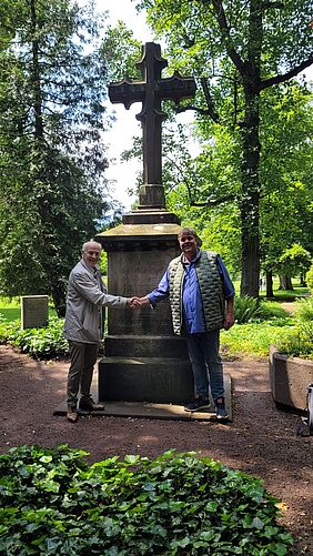 Patrick Chapuis und Frank Ensminger vor Ehrenmal