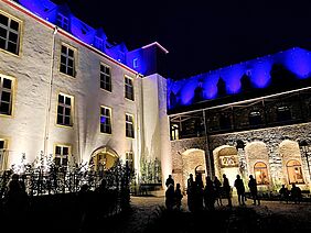 Farbig illuminierte Fassaden auf Schloß Dhaun
