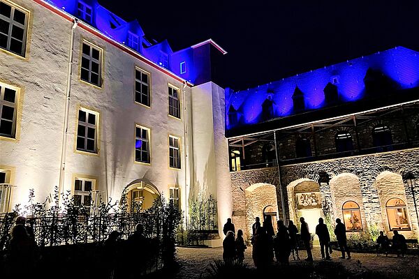 Farbig illuminierte Fassaden auf Schloß Dhaun