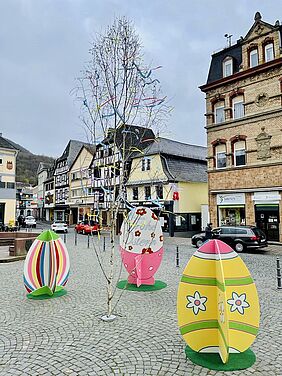 Ostereier-Dekoration auf dem Kirner Marktplatz