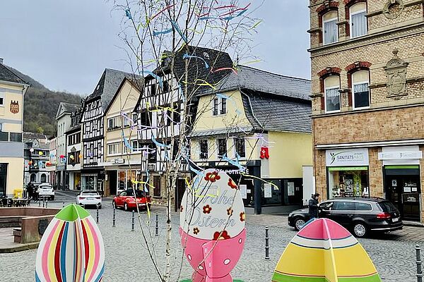 Ostereier-Dekoration auf dem Kirner Marktplatz