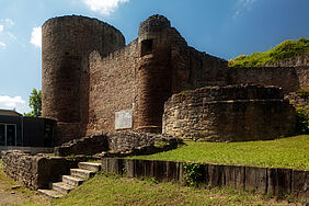 Vordere Burgmauer der Kyrburg mit Aufgang zur Burg