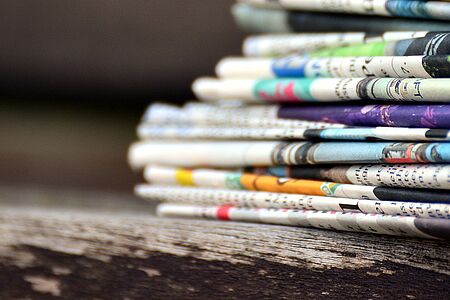 Bild mit Zeitungsstapel