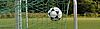 Symbolfoto: Fußball fliegt ins Tor