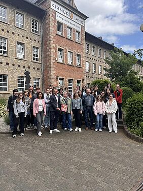 Polnische Austauschüler vor dem VG-Gebäude