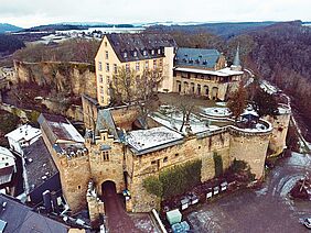 Luftaufnahme von Schloß Dhaun im Winter