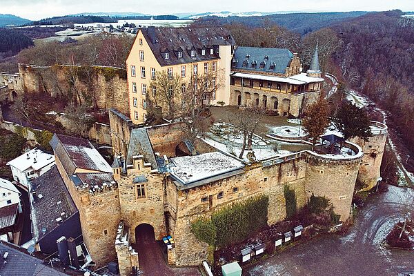 Luftaufnahme von Schloß Dhaun im Winter