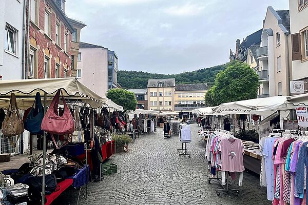 Verkaufsstände auf dem Marktplatz beim Kirner Monatsmarkt 
