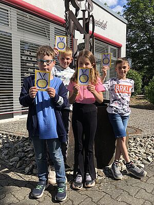 4 Gewinner des Antolin-Wettbewerbes mit ihren Urkunden