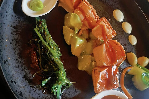 Teller mit Lachs und Avocado im Restaurant Kyrburg