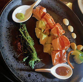 Teller mit Lachs und Avocado im Restaurant Kyrburg