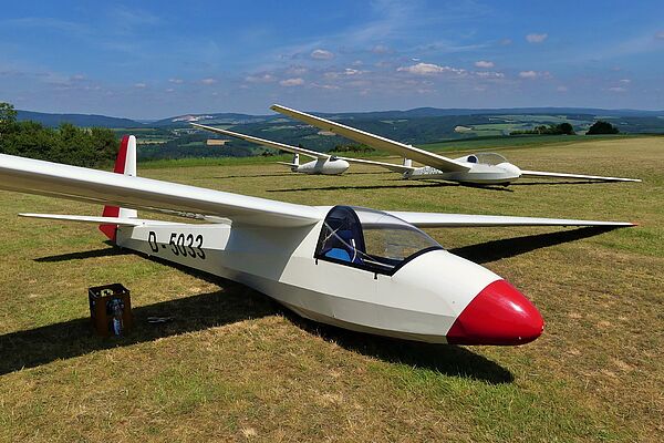 eine Schleicher Ka 8 mit zwei weiteren Segelflugzeugen auf dem Flugplatz des FSV Kirn