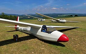 eine Schleicher Ka 8 mit zwei weiteren Segelflugzeugen auf dem Flugplatz des FSV Kirn