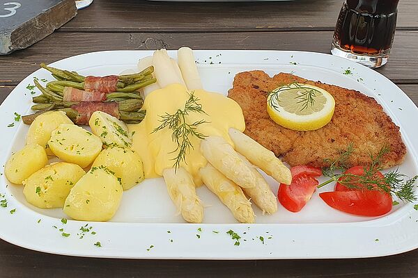 Paniertes Schnitzel mit Spargel und Salzkartoffeln im Landhaus St. Johannisberg