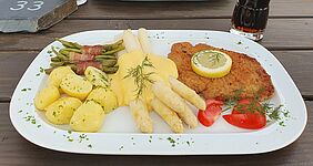 Paniertes Schnitzel mit Spargel und Salzkartoffeln im Landhaus St. Johannisberg