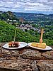 Kuchen auf der Mauer mit Blick auf Steinkallenfels