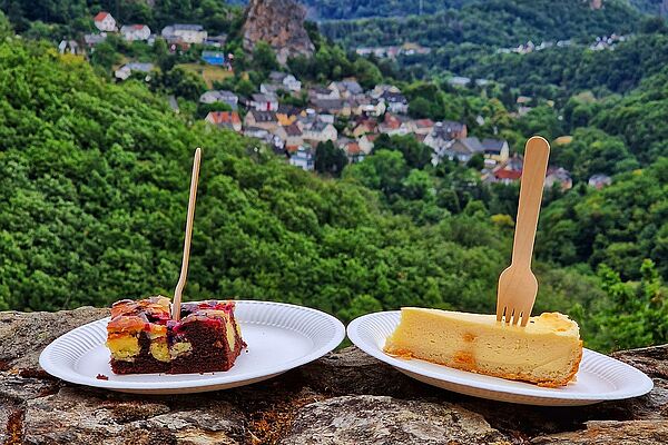 Kuchen auf der Mauer mit Blick auf Steinkallenfels