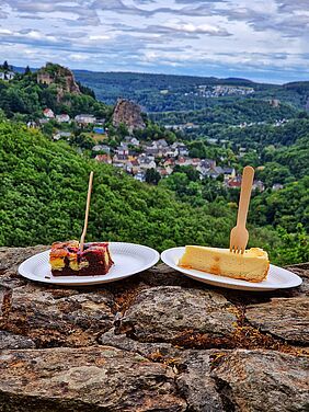 Kuchen auf der Mauer mit Blick auf Steinkallenfels