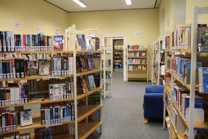 Bücherregale in der Stadtbücherei
