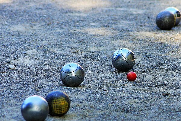 mehrere Boule-Kugeln am Boden