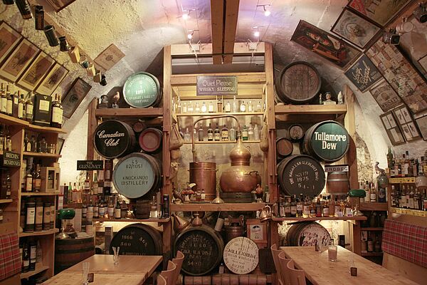 Innenansicht des Whiskykellers auf der Kyrburg