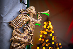 Figur eines bronzefarbenen Weihnachtsengels mit Trompete