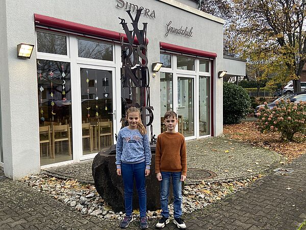 Die beiden Schülersprecher vor dem Schulgebäude