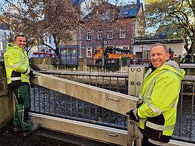 Mitarbeiter beim Einsatz während der Hochwasserschutzübung